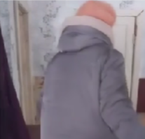 Стены заледенели, полы провалились, крыша течет: пенсионерка живет в нечеловеческих условиях в поселке Карелии