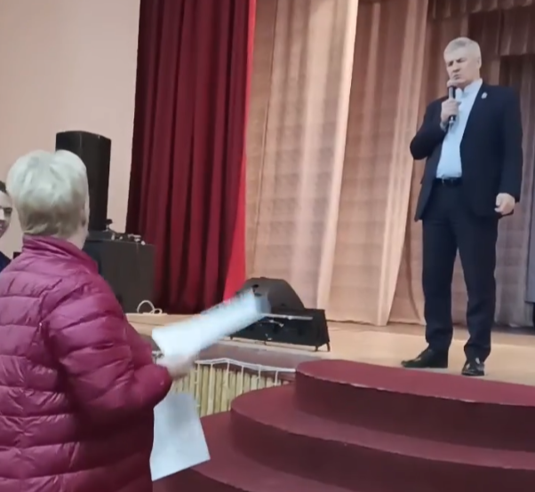 Парфенчикову вручили петицию от 1600 жителей Кеми с требованием чистой воды