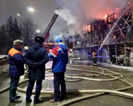 Пожар в старейшем здании Петрозаводска локализован