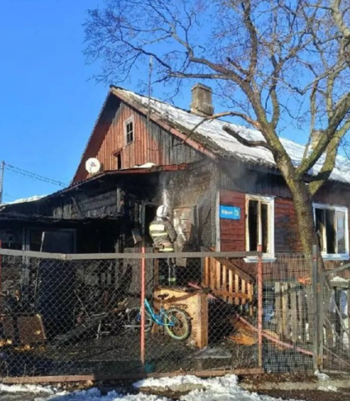 В Медвежьегорске горел деревянный дом, спасатели помогли пострадавшим