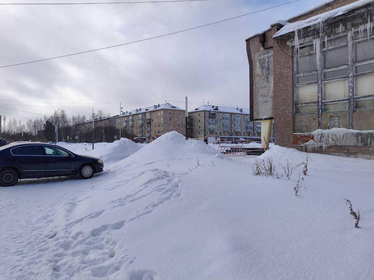 Жители Кеми жалуются на перекрытый проход к поликлинике из-за сосулек и парковки