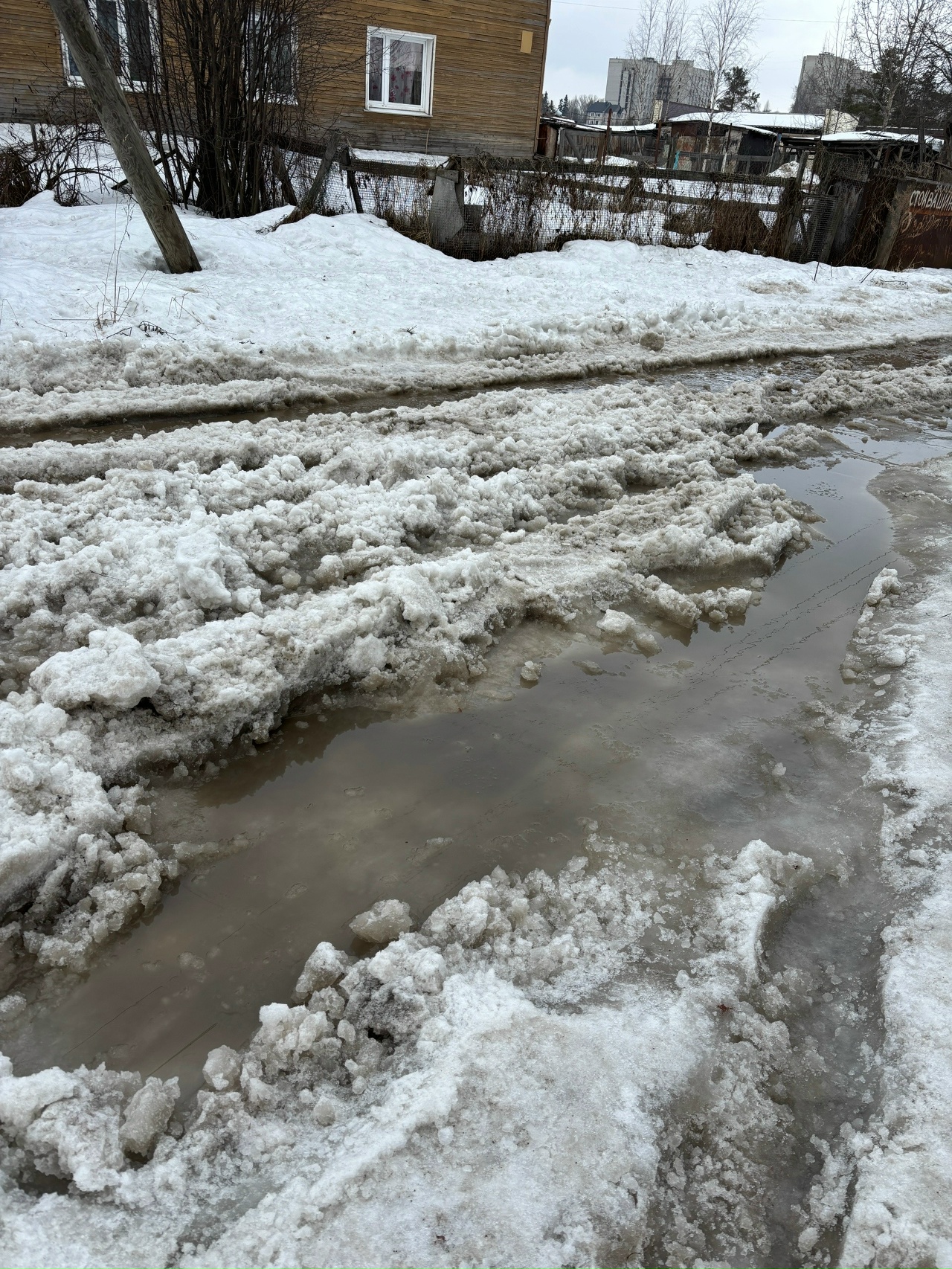 Петрозаводчане не могут добраться к своему дому из-за уличной «каши» - бампер уже сорвало в их застрявшей легковушке