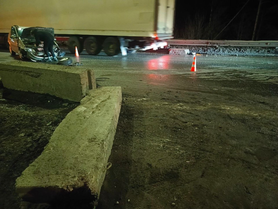 Девушка на иномарке влетела в бетонный блок сразу после жесткого ДТП на Лесном проспекте в Петрозаводске