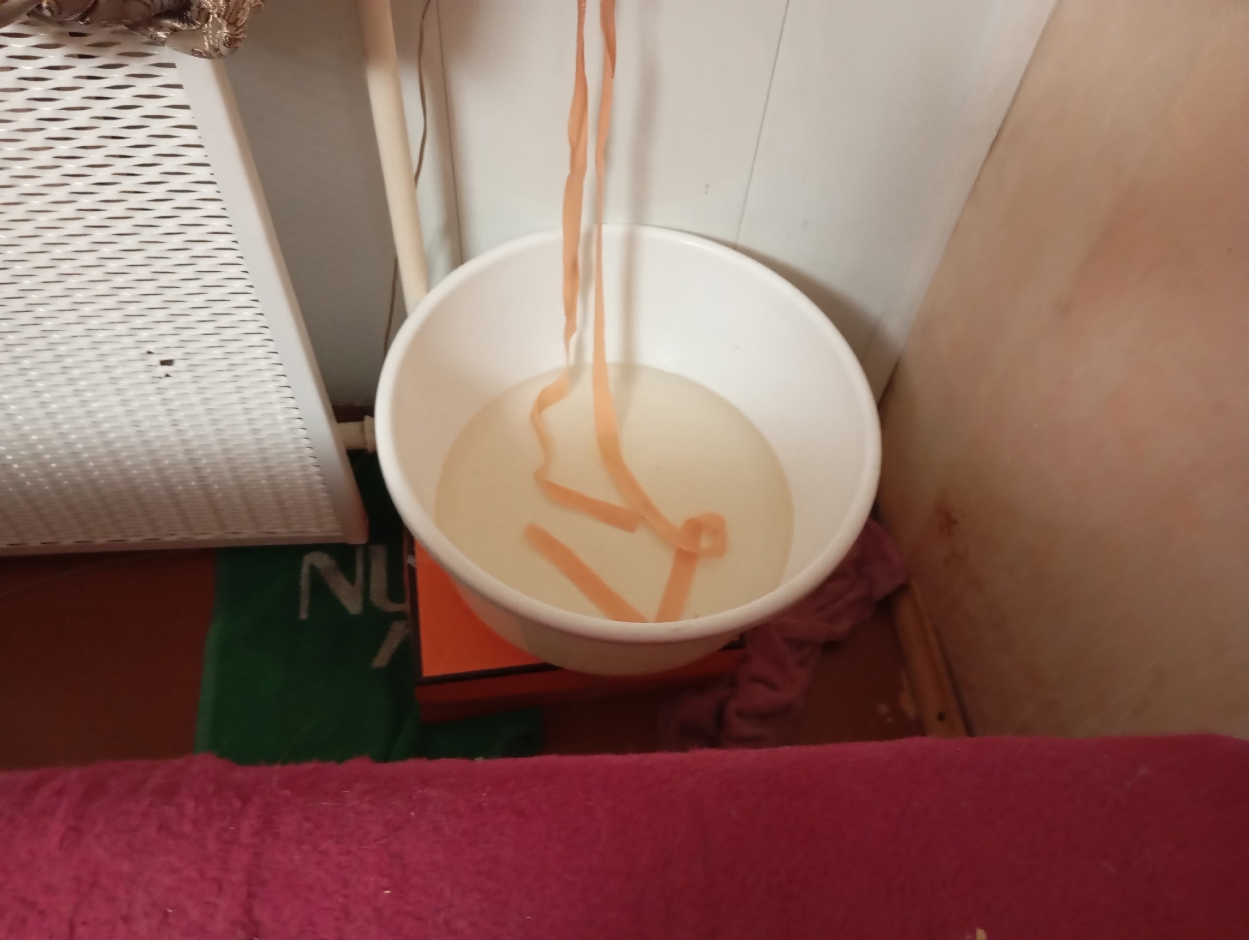 Жильцы дома в Новой Вилге после капитального ремонта ставят ведра для воды