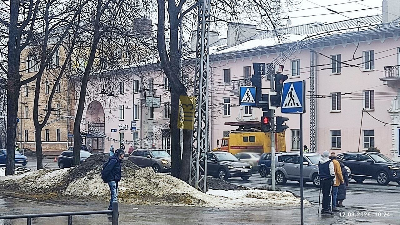 Ограждение обрушилось с крыши в центре Петрозаводска