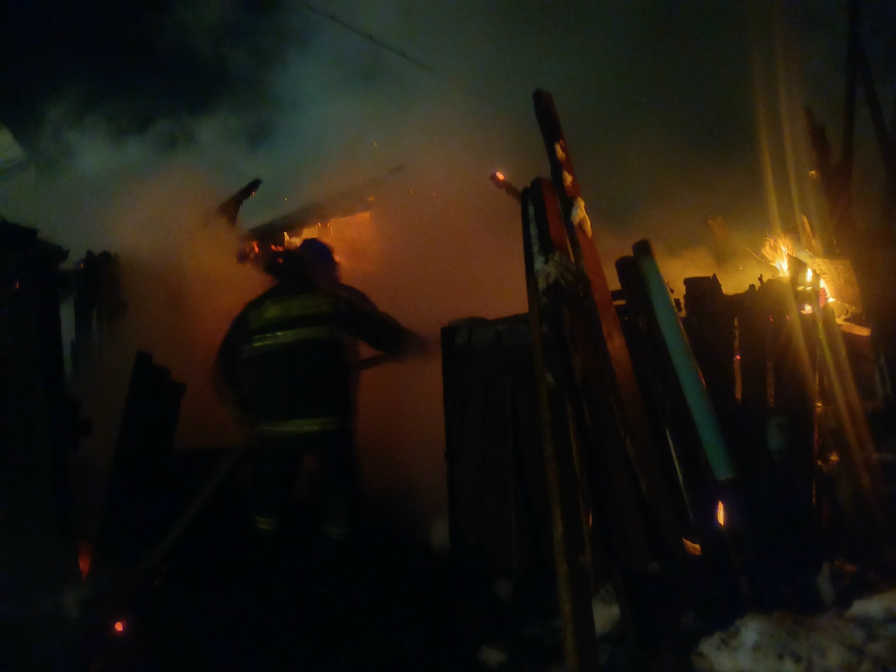 Сарай вспыхнул ночью на юге Карелии