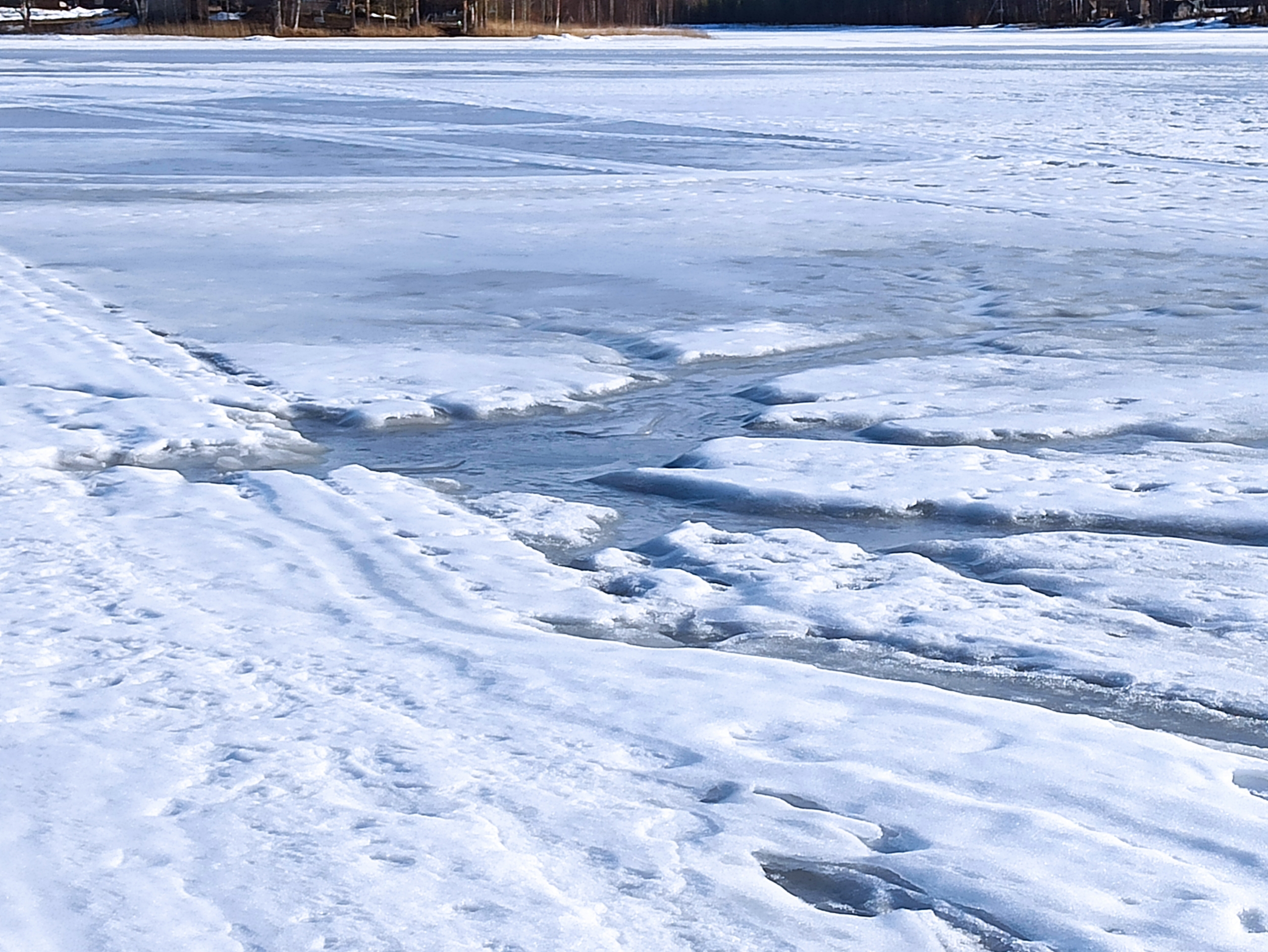 Двое рыбаков провалились под лед в Муезерском районе - один погиб