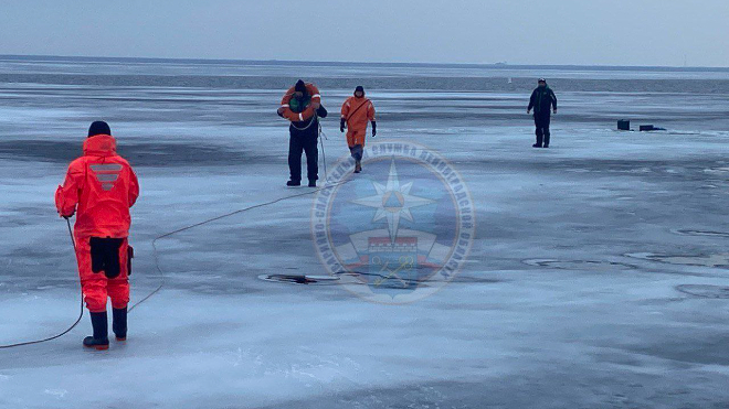 Оказавшиеся на льдине рыбаки ждали на Ладоге помощи спасателей