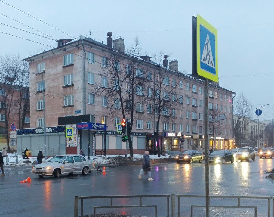 Бежал на красный: появились подробности ДТП, когда сбитого мужчину машина провезла на капоте в центре Петрозаводска