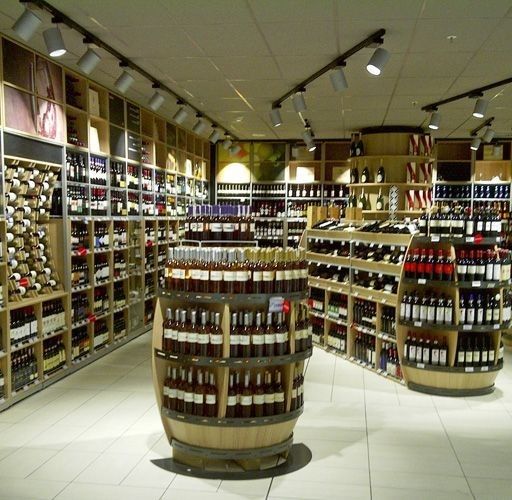 Юную рецидивистку с бутылкой рома за пазухой поймала полиция Петрозаводска