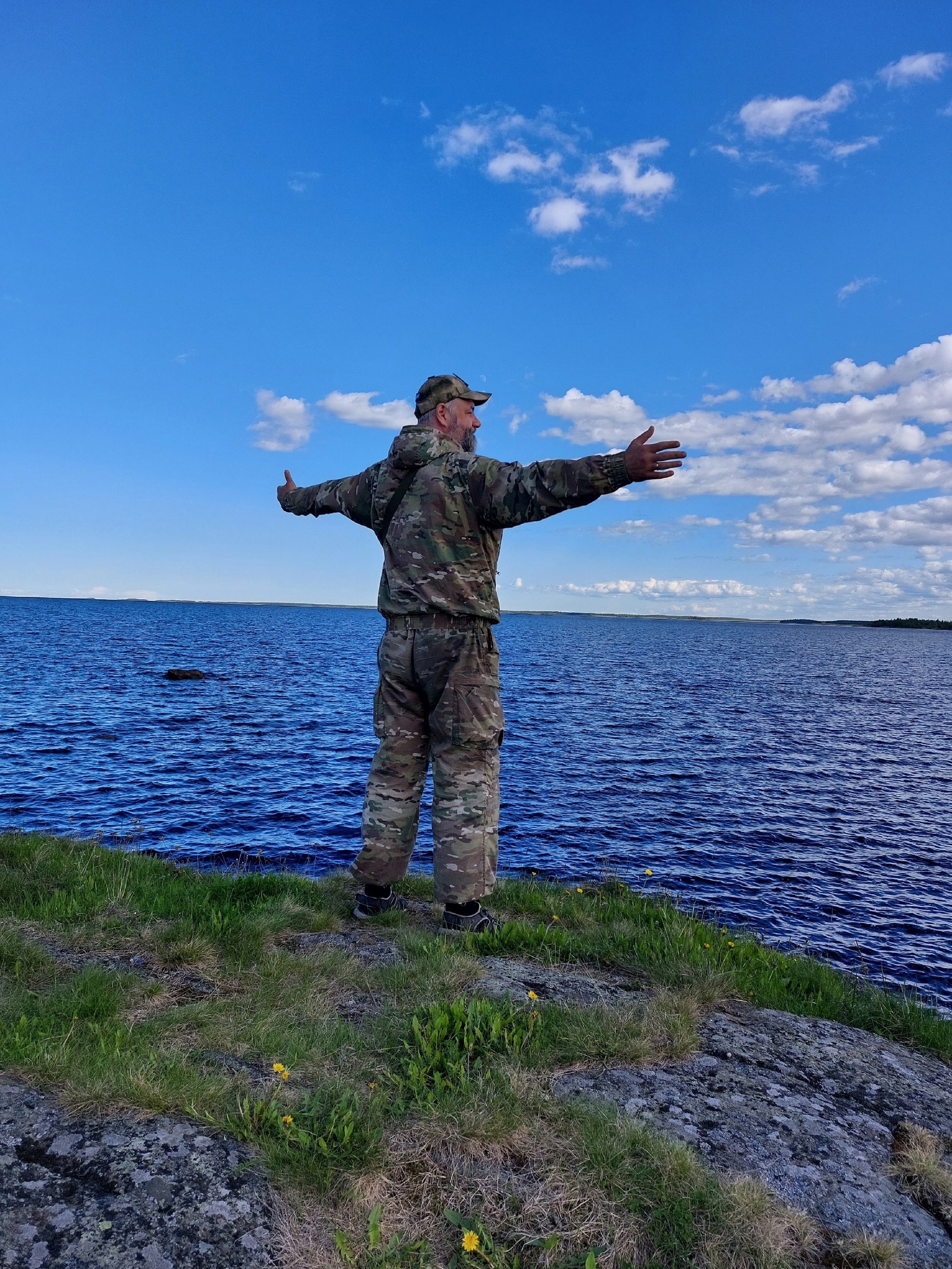 Осуществил давнюю мечту: путешественник искупался в Белом море