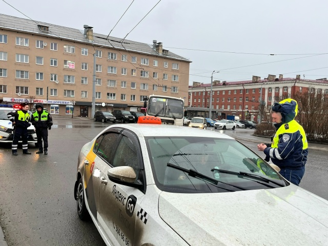 В Петрозаводске дорожные инспекторы проверяют водителей такси