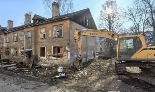 В Петрозаводске продолжают сносить аварийные здания