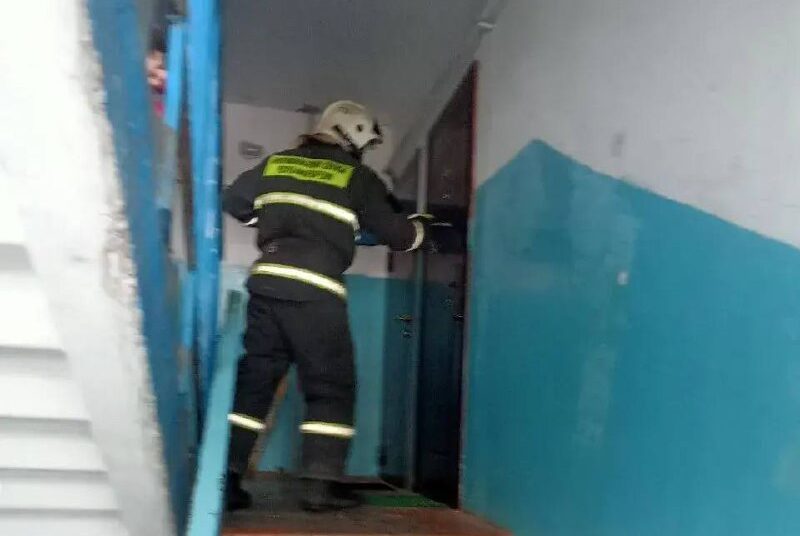 Пожарные обнаружили труп в запертой квартире в поселке Карелии