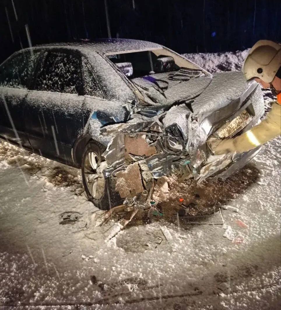 Легковушка и грузовик столкнулись ночью на севере Карелии