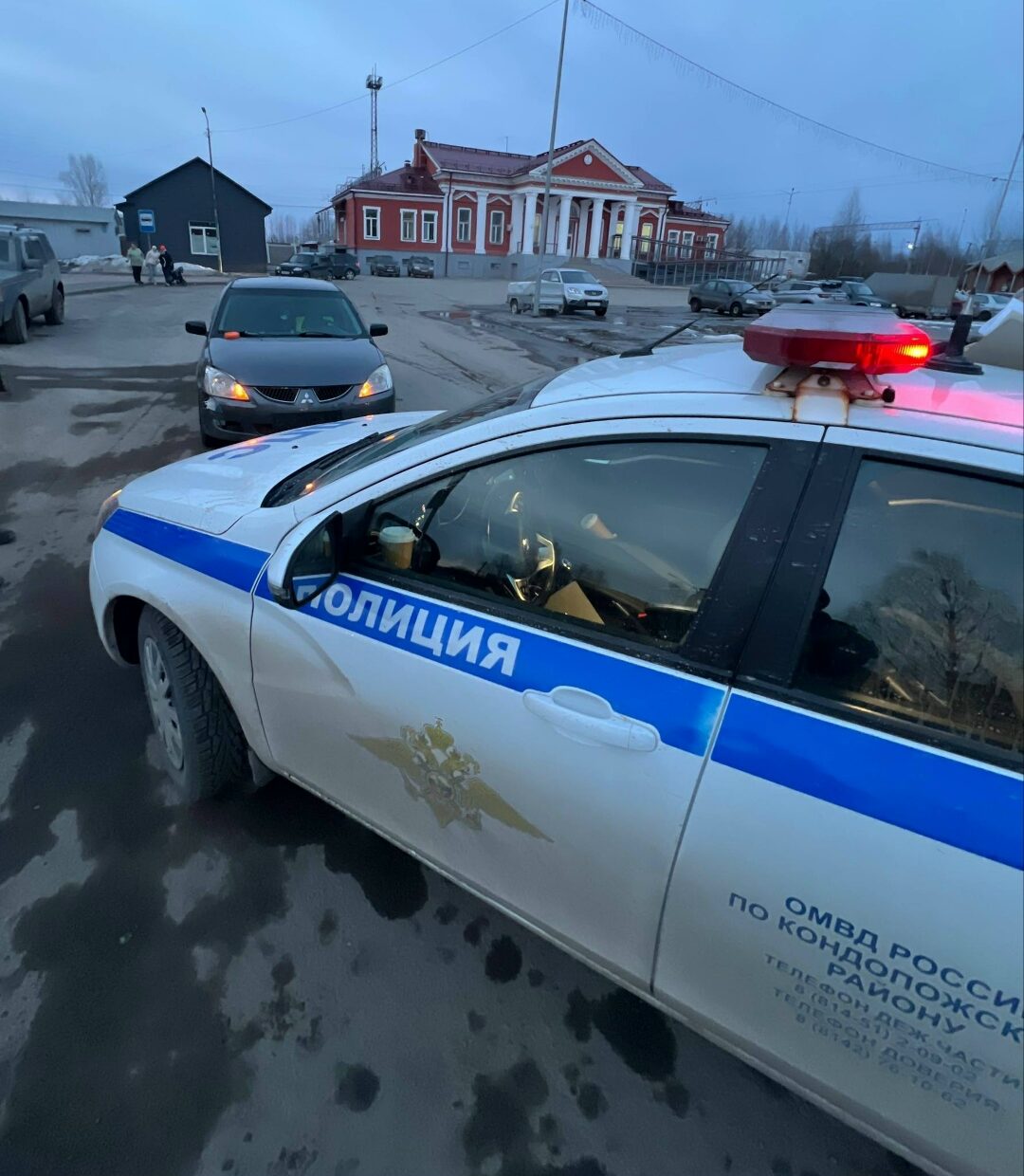 В Кондопоге инспекторы остановили автомобиль без номеров — за рулём был водитель без прав