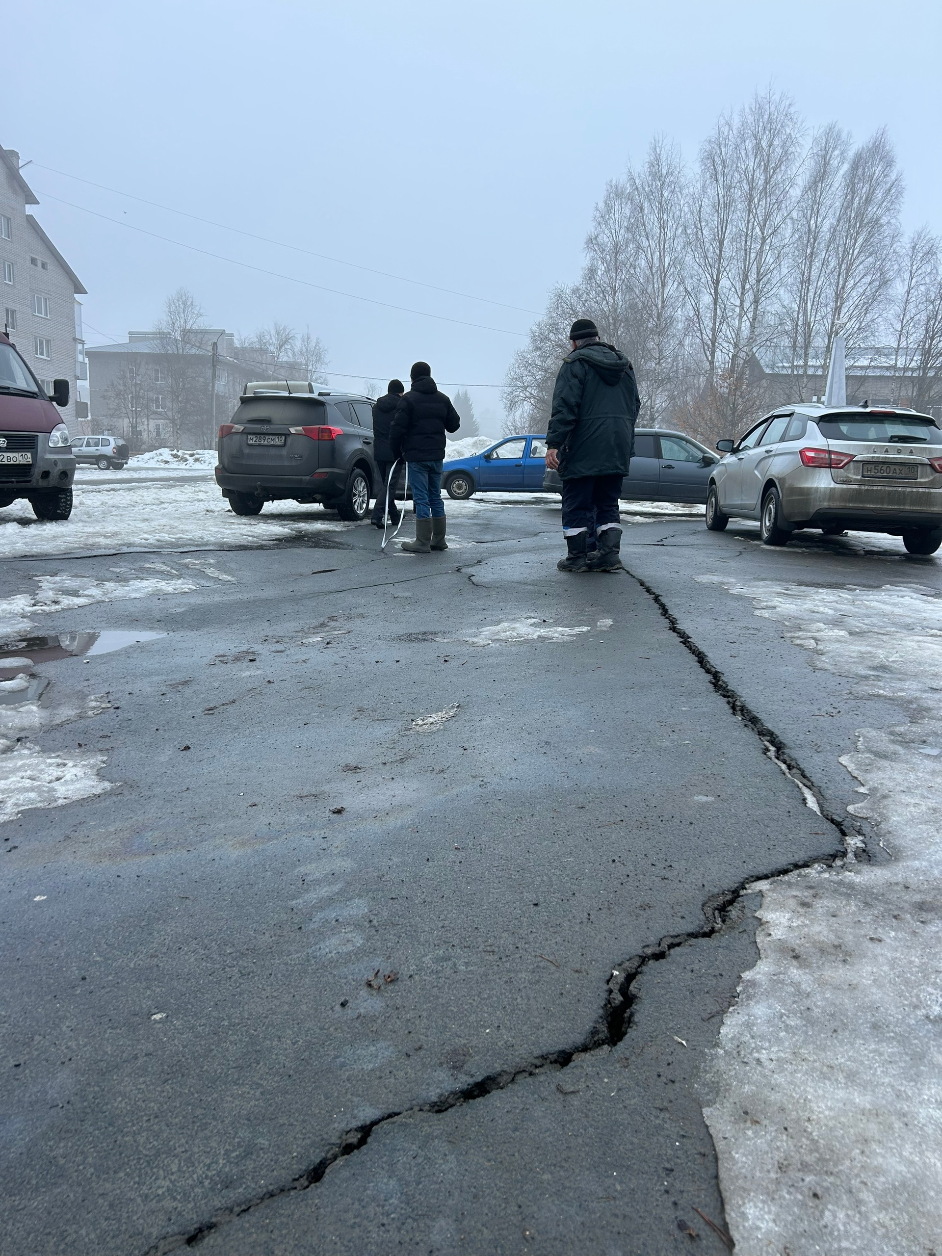 Власти одного из поселков Пряжинского района призвали обходить опасно провалившийся у Дома культуры асфальт