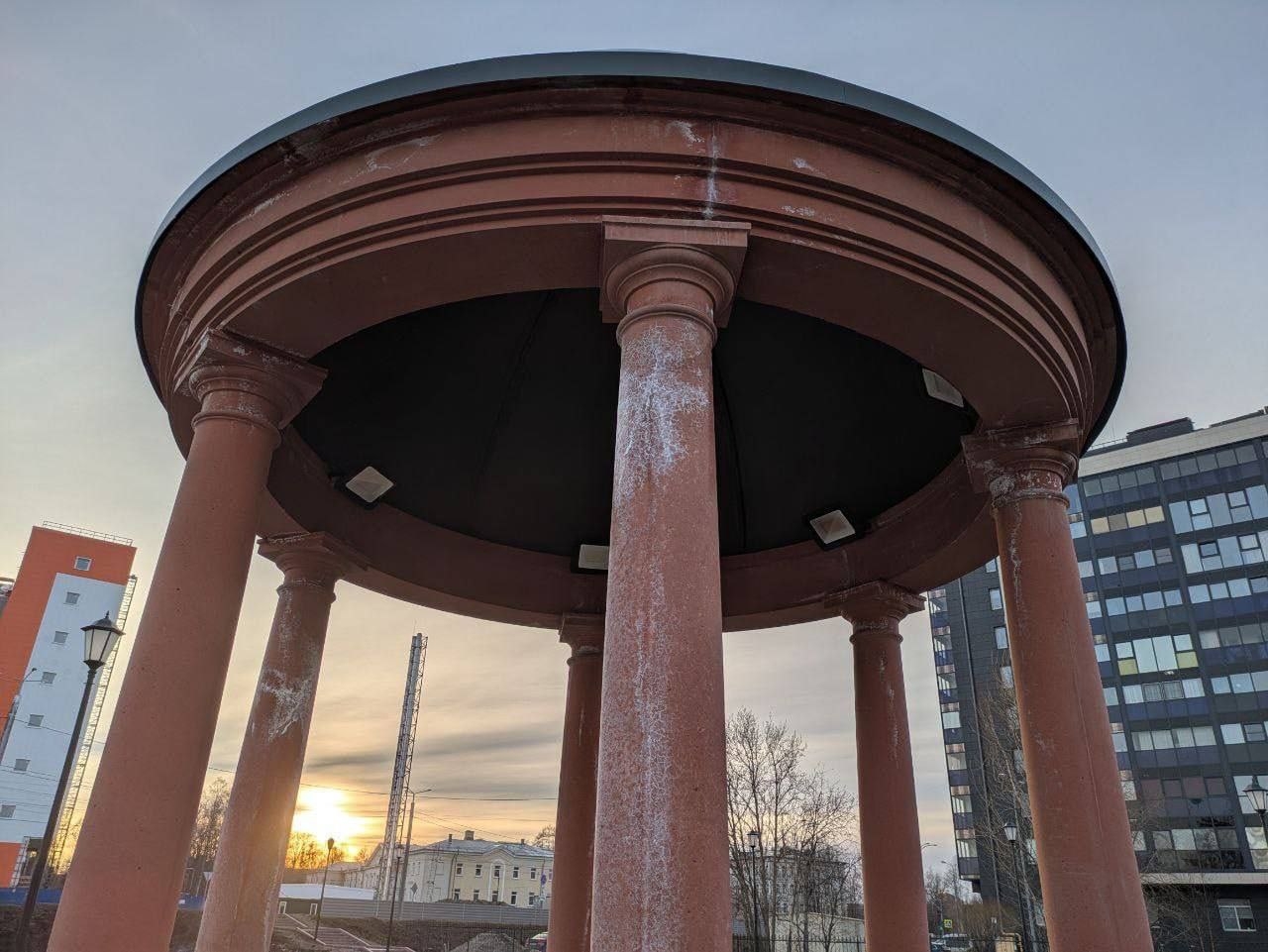 Новая ротонда в Петрозаводске покрылась белыми пятнами