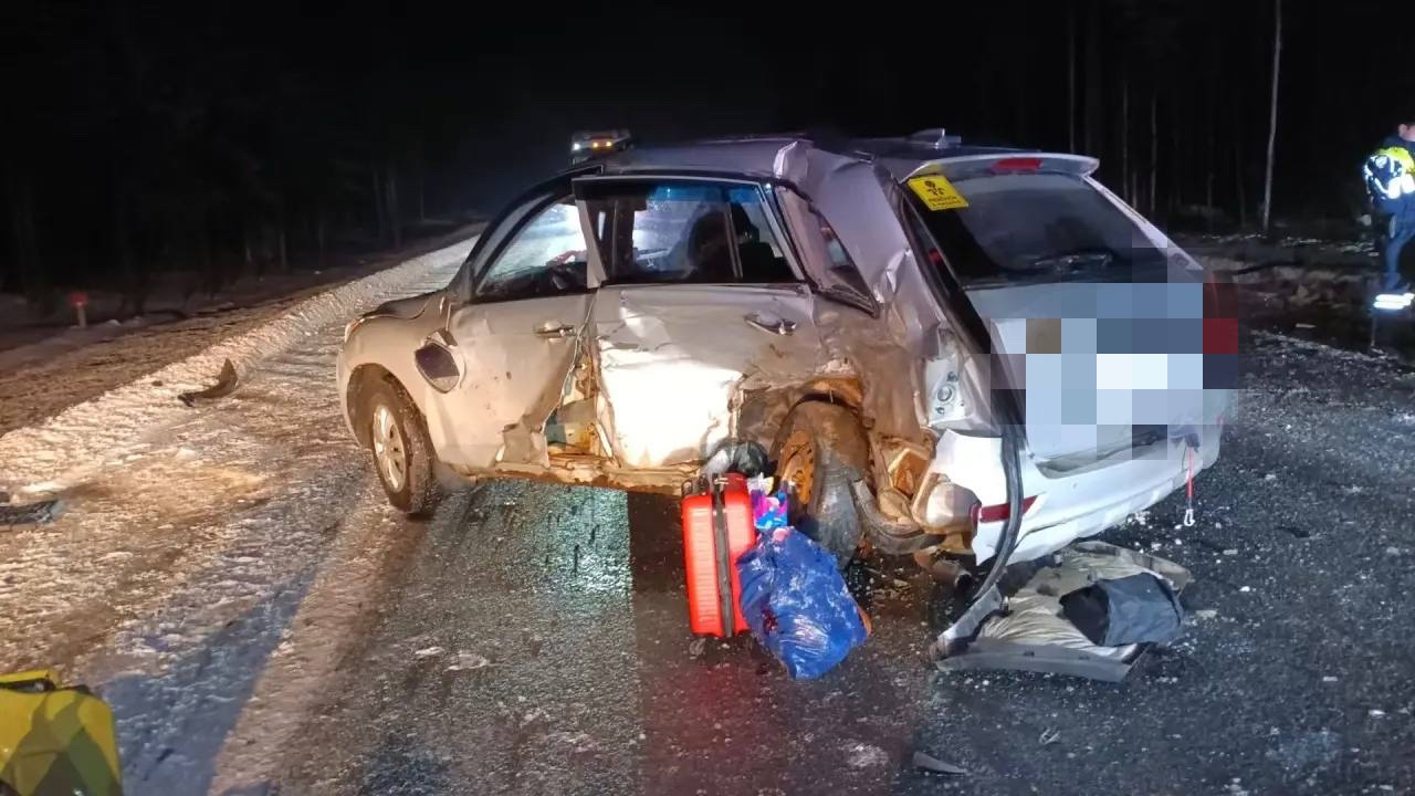В лобовом столкновении на обледенелой трассе в Карелии травмы получили двое взрослых и 3-летний ребенок