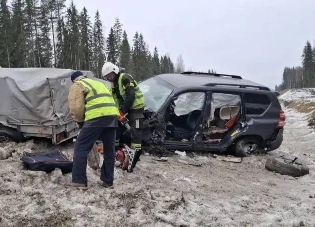 Трех пострадавших увезли в больницу с места ДТП: столкнувшиеся легковушки слетели с трассы в Карелии