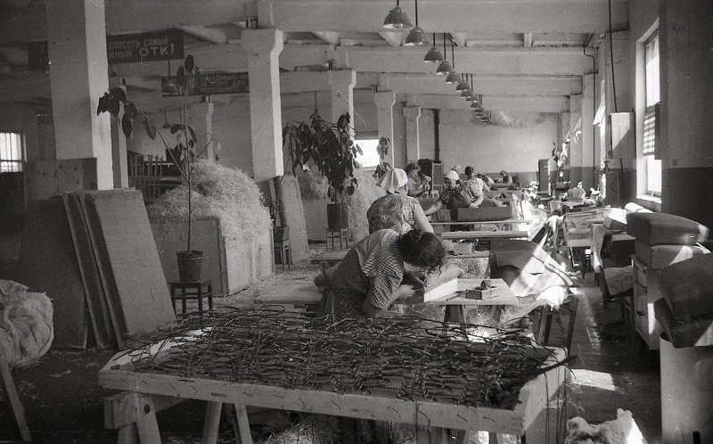 Архивные фотографии показали производство «вечной» советской мебели в Карелии