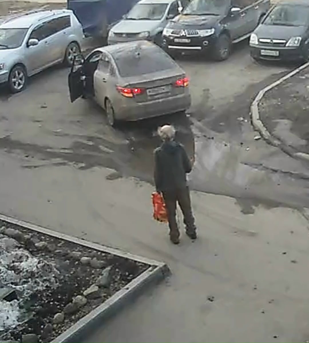 Молодёжь помогла пожилому мужчине на улице в одном из районов Петрозаводска