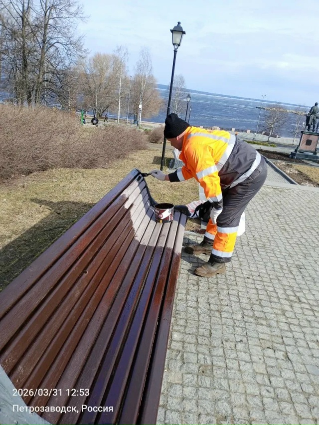 Будьте осторожны: на Онежской набережной в Петрозаводске красят скамейки