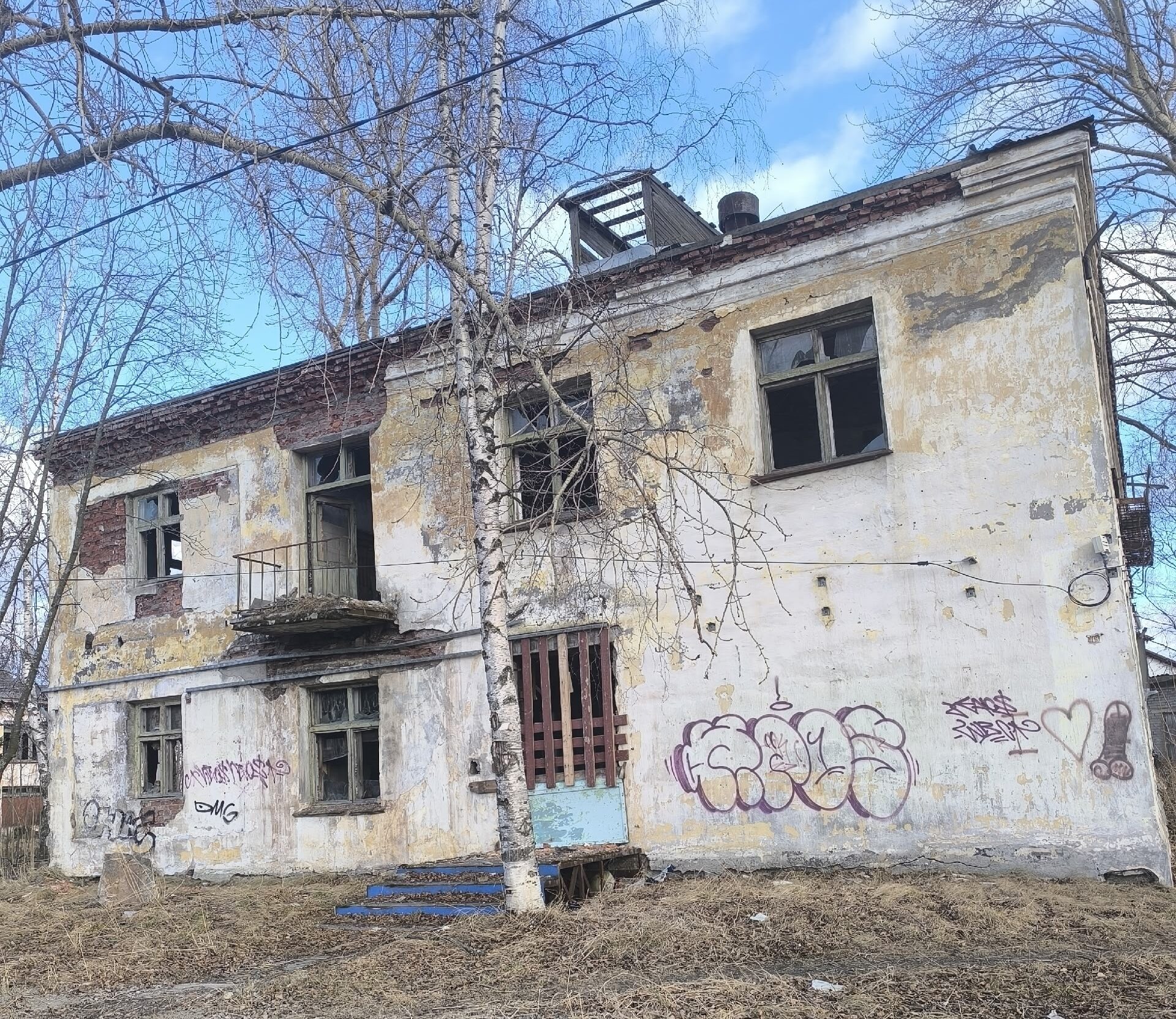 Разбитые дороги и заколоченные окна: гости не узнали город у моря в Карелии спустя время