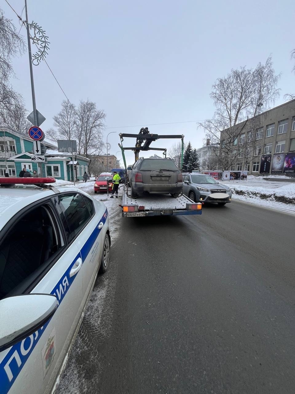 Дорожная полиция Петрозаводска наказала водителей за парковку в запрещенных местах