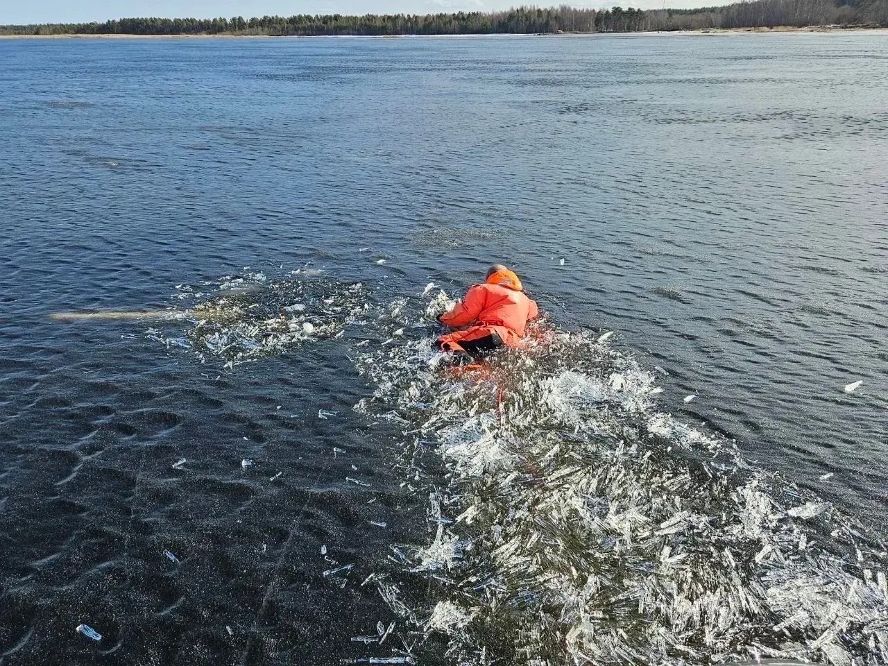 Водолазы подняли тело пропавшего в Прионежье 80-летнего рыбака