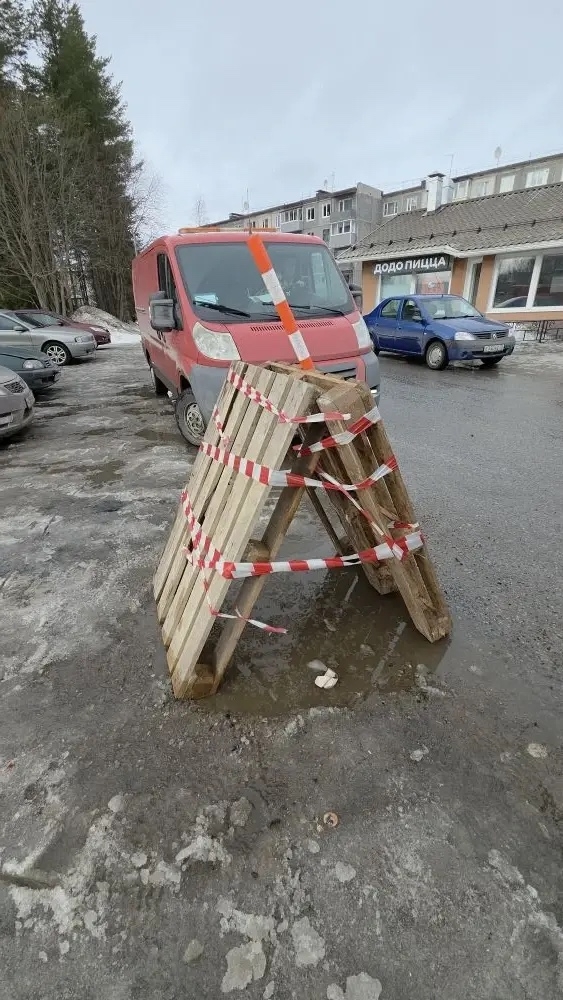 В Костомукше огородили опасный люк, куда провалился первоклассник