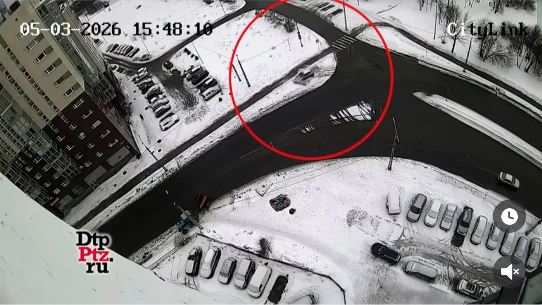 В Петрозаводске легковушка пролетела мимо поворота