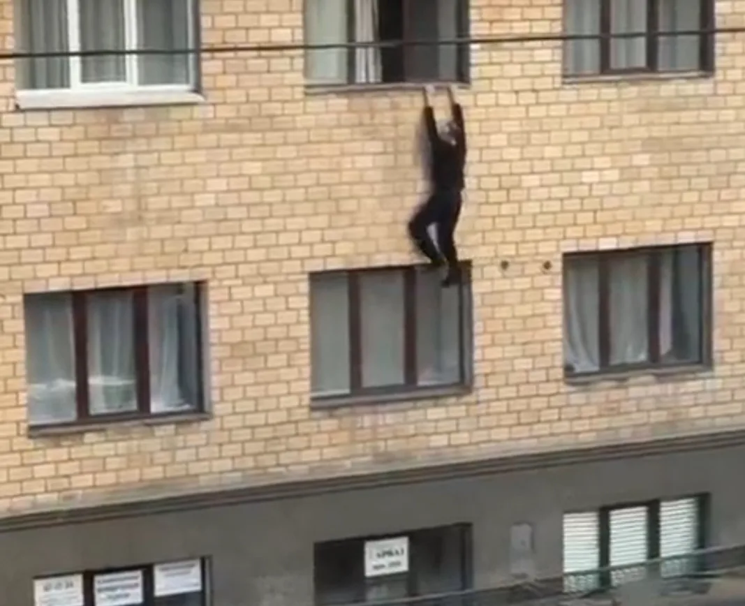 Мужчина упал из окна в центре Петрозаводска