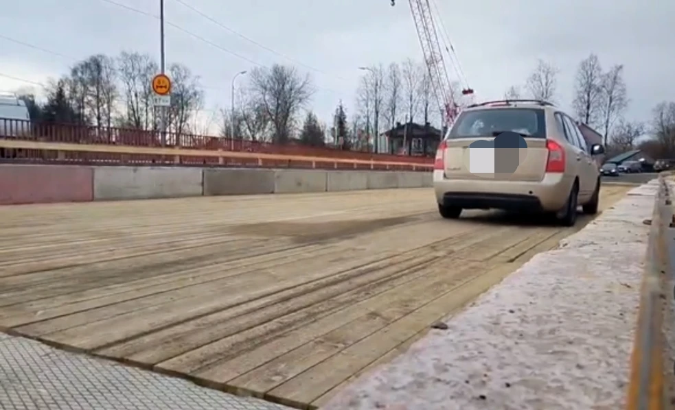 В Олонце запущено движение по временному мосту через реку Мегрега