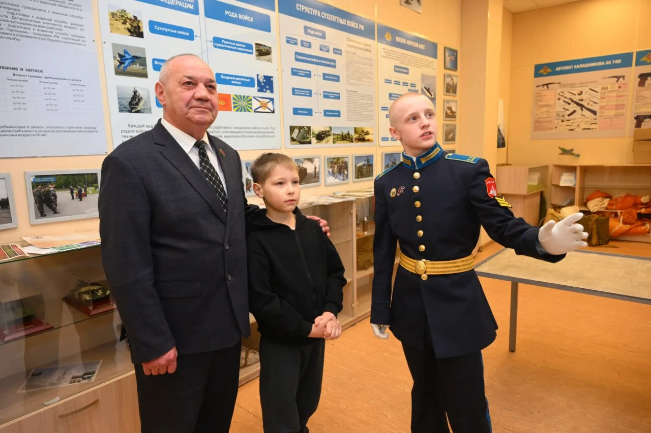 Шугаев познакомил сына бойца СВО с Президентским кадетским училищем
