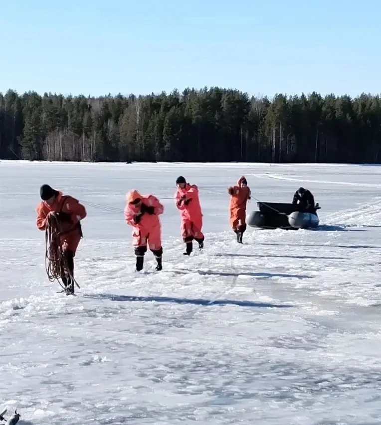 Рыбак на озере в Карелии провалился под лед и погиб