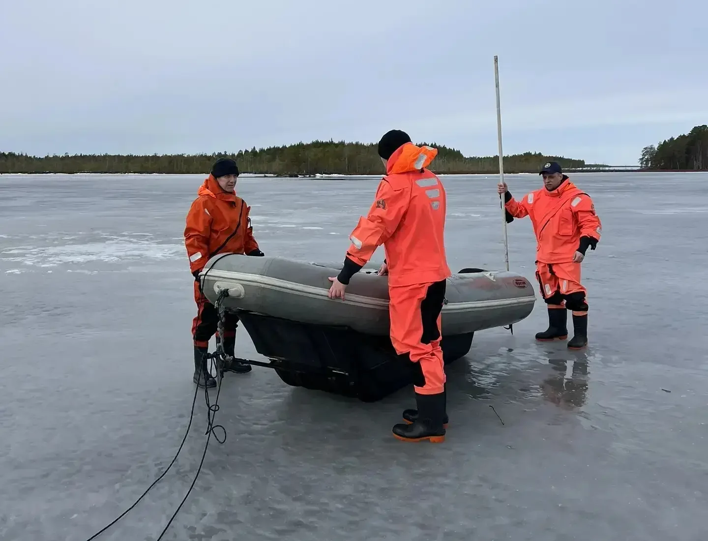 Спасатели Карелии подняли тела двух утонувших рыбаков на озерах республики