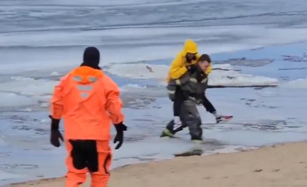 Одного ребёнка унесло от берега на 40 метров: детей и мужчину спасатели экстренно снимали со льдин на водоемах Карелии