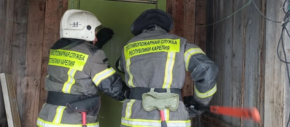 Спасатели Поросозера пришли на помощь заблокированной в собственной квартире хозяйке