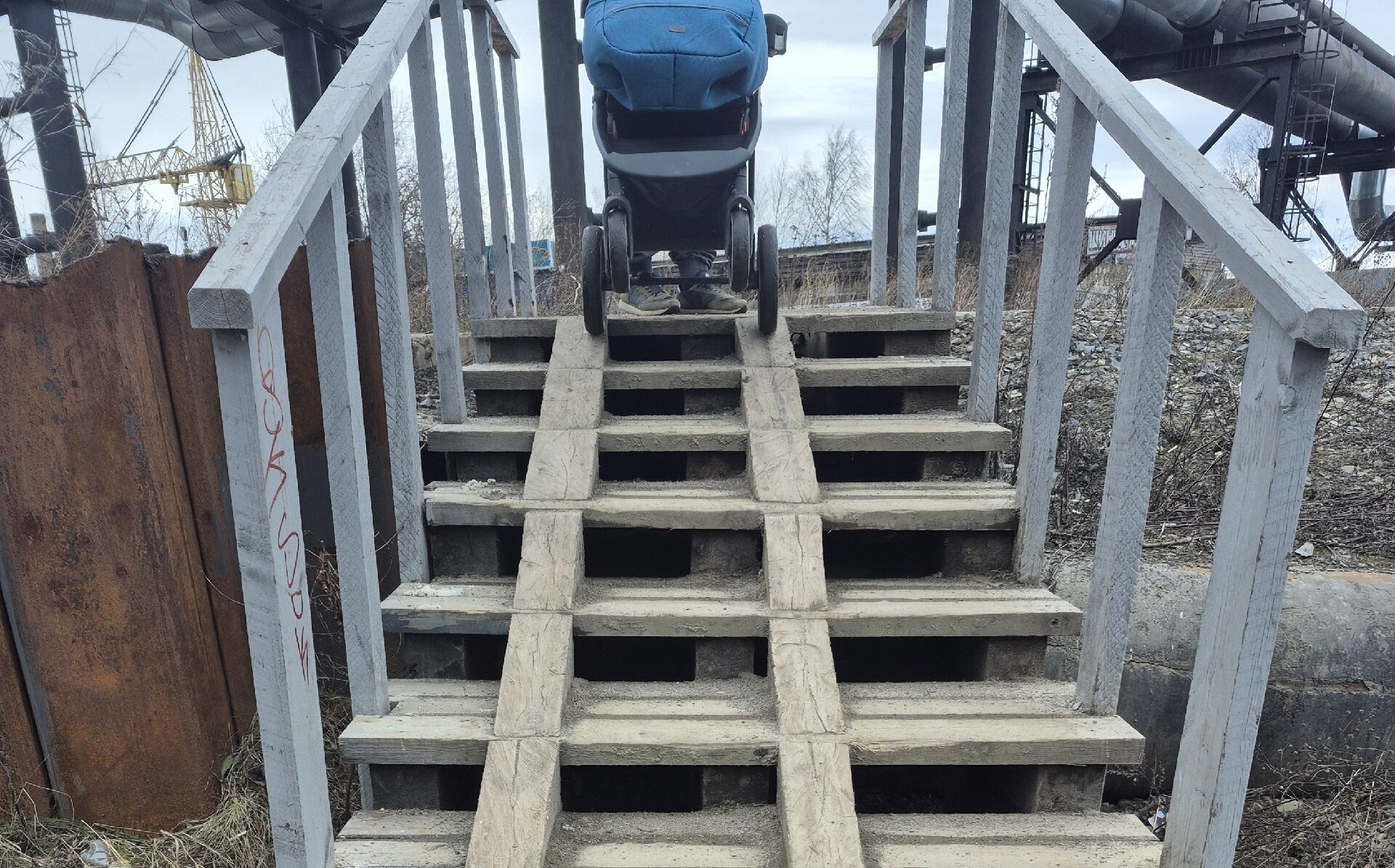Петрозаводчанки с колясками вынуждены карабкаться по неудобной лестнице из-за закрытого перехода