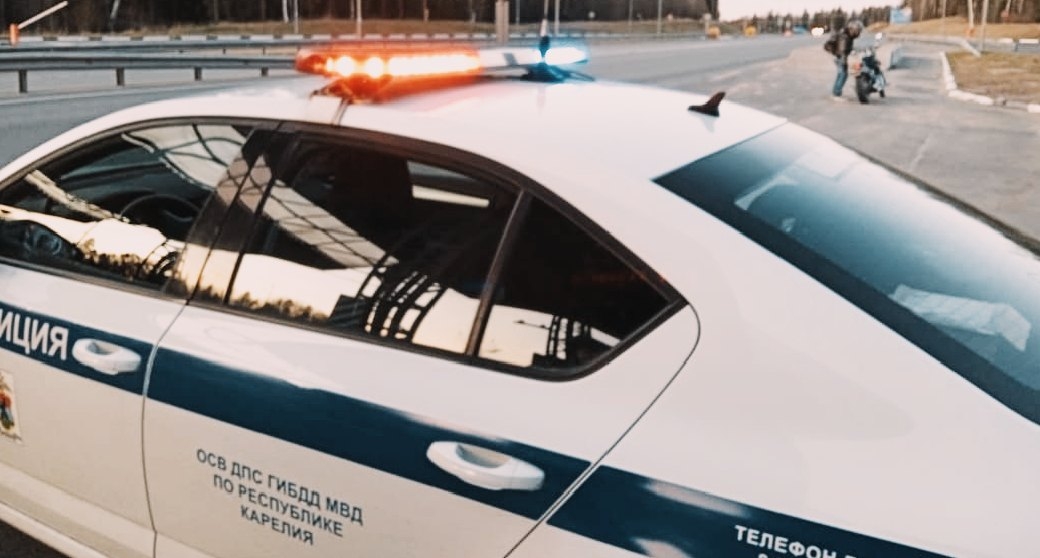 Автоинспекторы Карелии рассказали, почему ранней весной мотоциклисты могут упасть на дороге