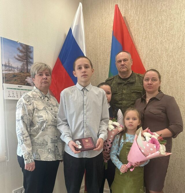 Семье участника СВО в Лахденпохье глава округа и военный комиссар вручили медаль