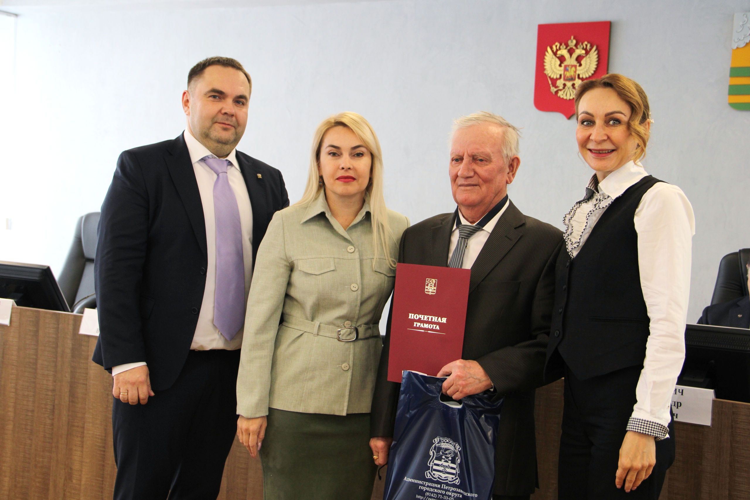 Двух известных жителей Петрозаводска наградили почетными грамотами