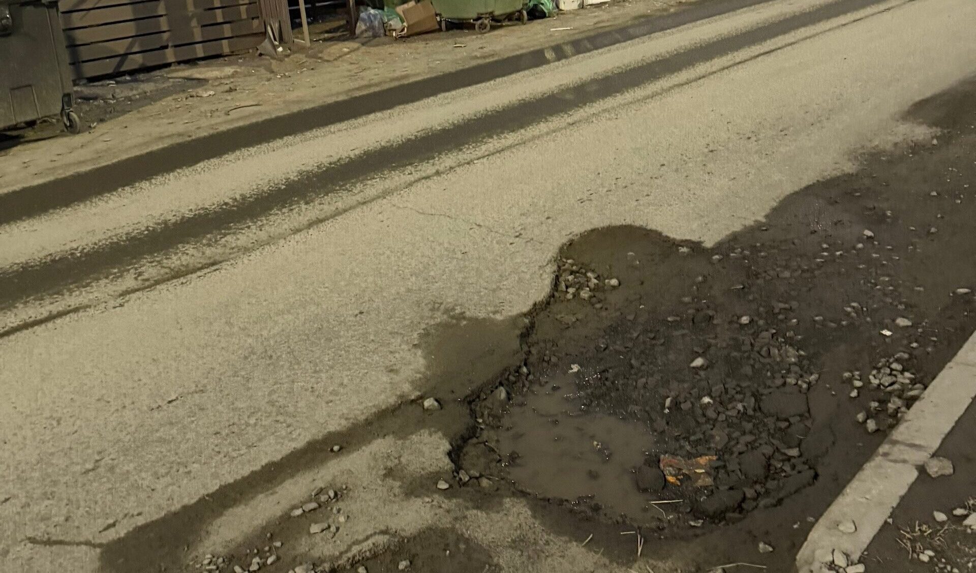 Асфальт сошел вместе со снегом на Хейкконена в Петрозаводске