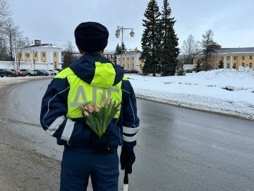 «Цветочный патруль» дорожных инспекторов сегодня обаял женщин-водителей в Петрозаводске