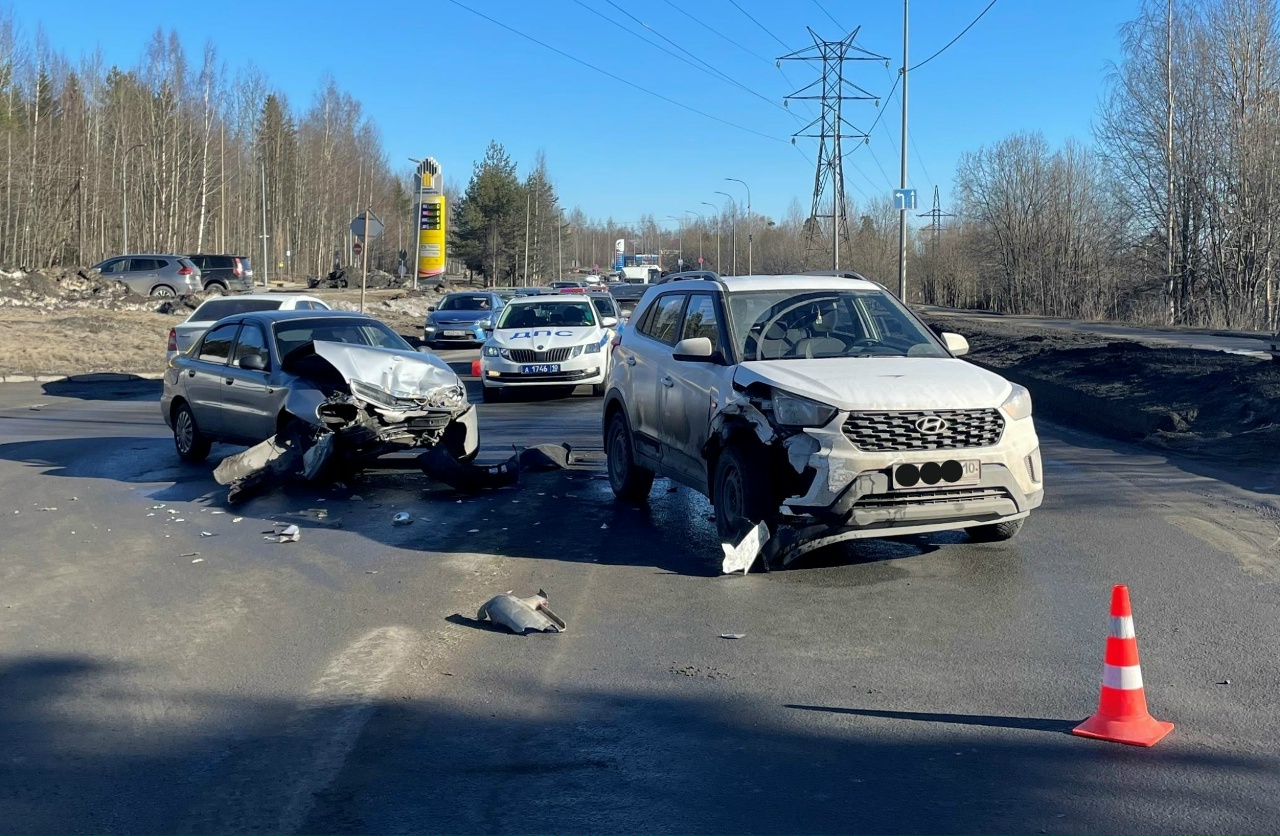 Дорожная полиция разбирается в обстоятельствах жесткого ДТП на оживлённом шоссе Петрозаводска