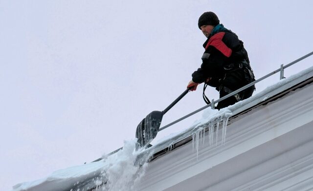 Оттепель началась, с крыш летят снежные глыбы: нарушений в Петрозаводске все больше