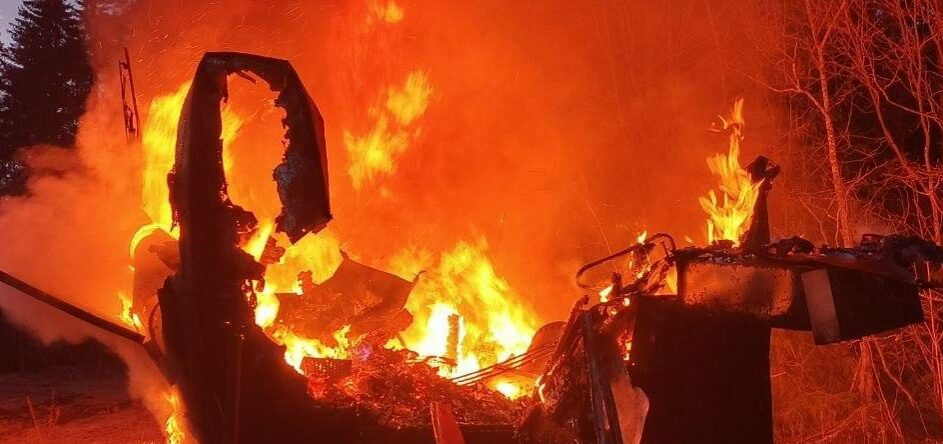 Бытовой вагончик полыхал в Суоярвском округе