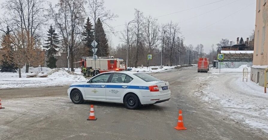 Запретили проезд автомобилей у сгоревшего Дома горного начальника в Петрозаводске