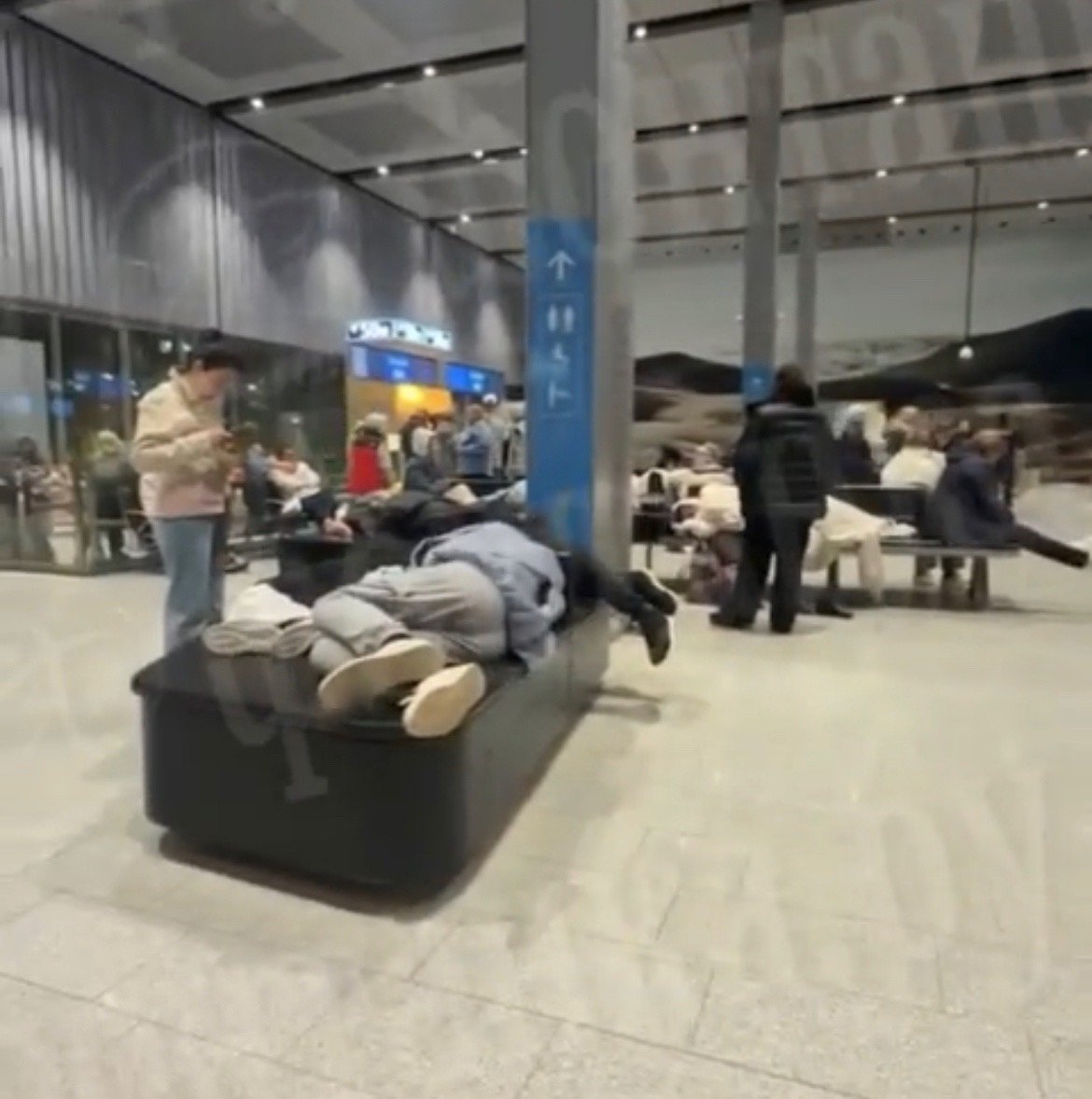 Около 200 россиян мёрзнут в Хельсинки - экстренно оказавшимся в Финляндии предоставили священника и психолога